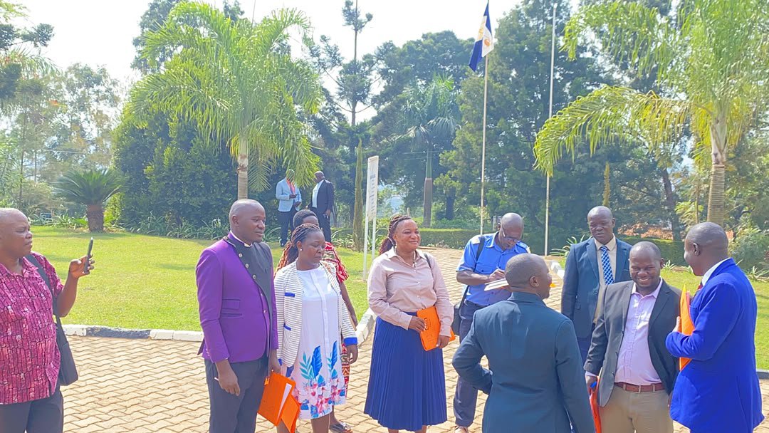 BugandaKingdom_'s tweet photo. Olukiiko olwekenneenya enkola y’emirimu mu Masaza okuva mu bwakabaka Bwa Buganda, lutandise okulambula amasaza ga Buganda okulaba bwe batambuza emirimo. 

Olukiiko luno enteekateeka eno bagitandikidde Kyaggwe era bawayizaamu ne Ssekiboobo n'ababuulira engeri bwe batambuza emirimo gy'e Ssaza lino ne polojekiti z'enkulaakulana zebataddewo. 

Olukiiko lwekenneenya ensonga eziwerako okuli; entambuza y'obukulembeze, polojekiti ezitandikiddwawo, alipoota, enkolagana n'abalala, n'obumu.