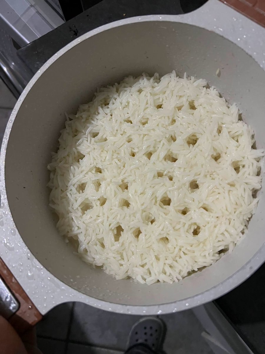 PhutiSemenya14's tweet photo. Balance me here,when cooking rice do you wash it before you cook or after it has cooked a bit🤔 https://t.co/8M5oxnM9du
