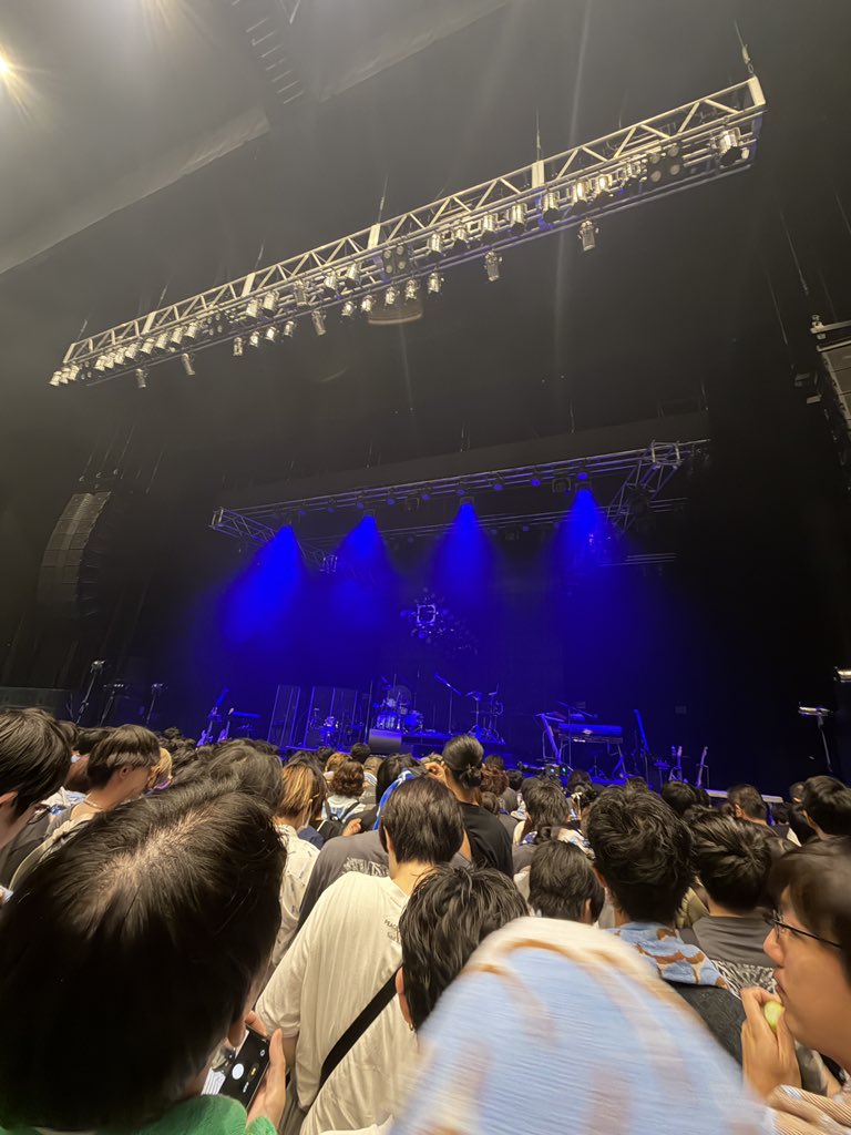 tomaplusonica's tweet photo. ここから！2列目の柵前 https://t.co/kXOvVzT8n5