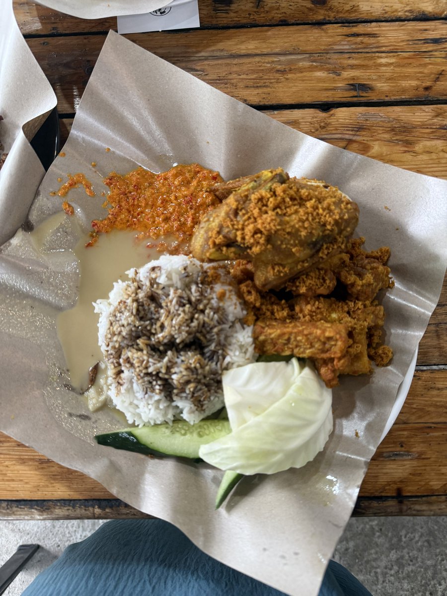 bizarre0x's tweet photo. different circle, different vibe tapi semua jenis suka ajak gi makannnn 🫶🫶 kitanya selagi tak ajak keluar, memang kat rumah jela 🤣 https://t.co/1TyU8RPJix