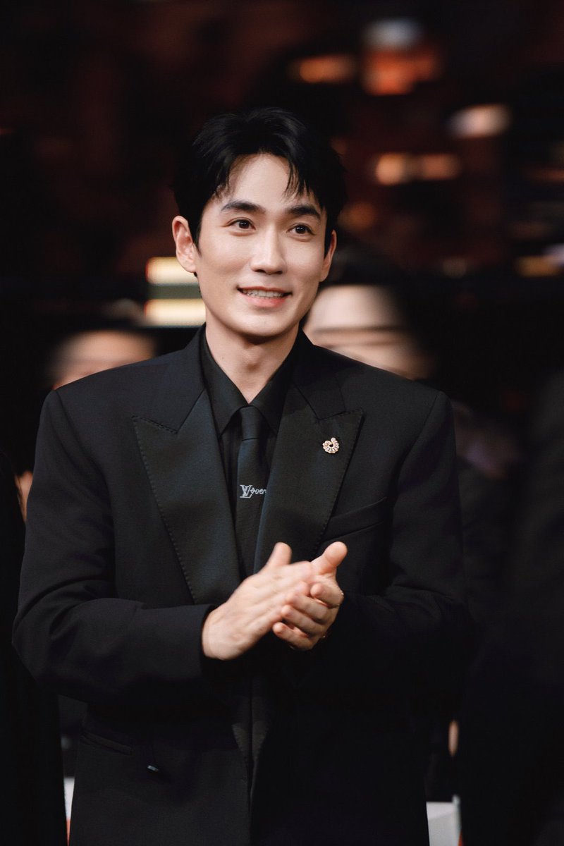 OnlyZhuYiLong's tweet photo. Zhu YiLong Studios post new snaps at the 38th Hundred Flower Awards.

#朱一龙 https://t.co/gubvdGgelO