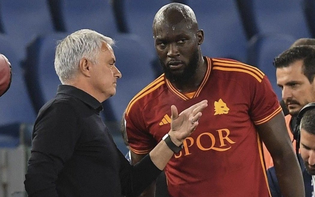 City_Dren's tweet photo. 🚨 Romelu Lukaku on his relationship with José Mourinho:

🗣️ “I have to say my relationship with José Mourinho is one of the strangest and most important relationships I've had in football because it changed completely three times.

At Chelsea in 2013, then when i was 20 years old. I had ambition, but I was still a boy trying to establish myself in a team full of experienced players. José was demanding, and he wanted players who were ready to win immediately.

Then came the Super Cup against Bayern Munich. I missed the penalty, and a few days later I was sent on loan to Everton. At the time, I felt like José didn't believe in me. I didn't understand his decisions, and I felt I needed to prove him wrong.

Later on Manchester United happened.

José came back for me and paid £75 million. Suddenly, the same manager who had allowed me to leave Chelsea was telling me I was the striker he trusted to lead his team.

That changed everything.

When I went through a difficult period and people started criticizing me, José protected me. He made it clear that I was important to his team and that I deserved the support of the fans.

I scored 27 goals in that first season, but what I remember most wasn't the goals. It was the trust and then left United

Then came Roma.

By then, I was no longer the young player from Chelsea. I was a man who had experienced pressure, criticism, transfers and failure. José understood my mentality better than almost anyone.

When I was frozen out at Chelsea, he called me and made me feel wanted again. In Rome, I felt that freedom. I knew exactly what he wanted from me, and I knew he believed in me.

We worked together like two people who had finally understood each other.

At Chelsea, he was my coach and I was the young player trying to prove himself.

At Manchester United, he became the coach who protected me.

At Roma, he felt more like family and he became my biggest fan.

People like to portray José as the villain, but I don't see him that way. He is honest. If you're good, he'll tell you. If you're bad, he'll tell you. Sometimes you don't like hearing it, but you always know where you stand.

That's why I respect him.

I once needed to prove José Mourinho wrong. Years later, I became a player who would walk through a wall for him.”