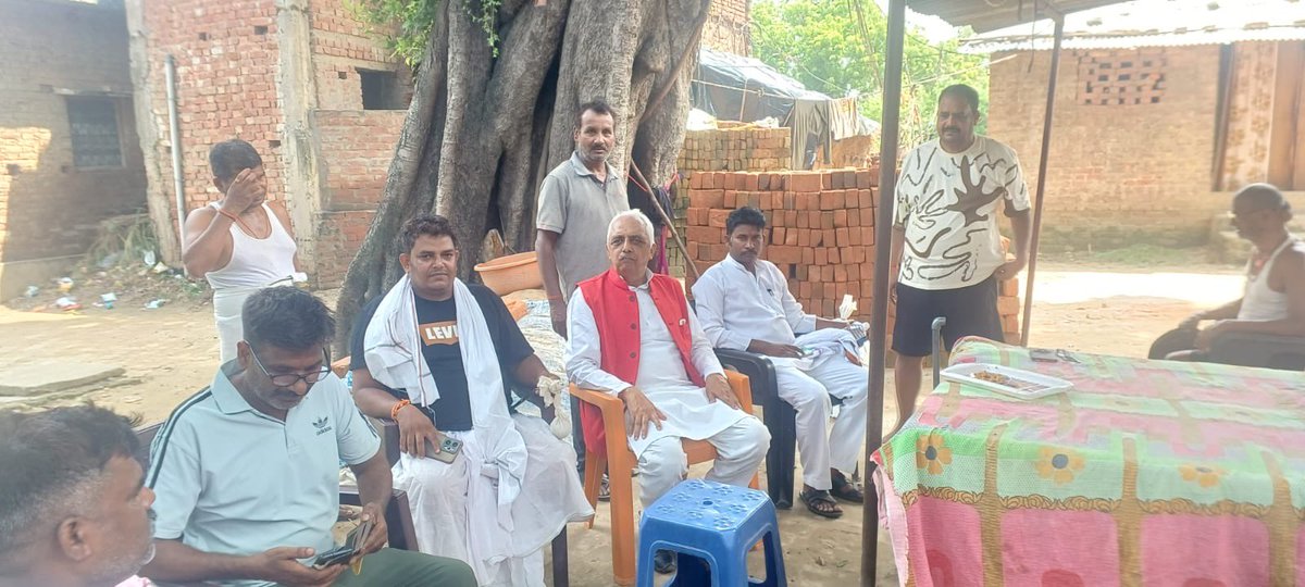 AkhileshPSingh's tweet photo. रूद्रपुर के करमेल निवासी कौशल निषाद के बेटे अभिषेक यूक्रेन मिसाइल हमले में शहीद हो गये थे 
ग्राम भृगुसरी के लालदेव निषाद जिनकी ओमान में हार्ट अटैक से मृत्यु हो गई ।हरेंद्र सिंह रेल से कट के मृत्यु होने,
छपौली के सुनील पटेल की माता जी के देहावसान पर परिजनों से मुलाकात किया। https://t.co/VNol6mEBvk