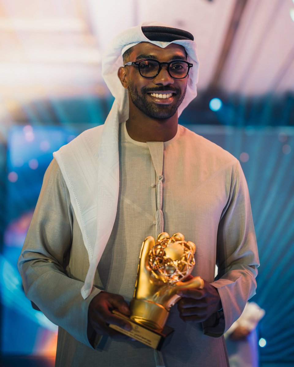 Khalid_eissa17's tweet photo. من لا يشكر الناس لا يشكر الله .
جائزة أخرى تضاف للجوائز الفردية في مسيرتي الكروية .
أتقدم بجزيل الشكر لسيدي سمو الشيخ هزاع بن زايد آل نهيان والشيخ سلطان بن حمدان آل نهيان و إدارة النادي و لاعبين الفريق وعائلتي و جمهورنا الكبير 
لولا فضل الله ثم فضلهم لما تحققت هذه الإنجازات https://t.co/wO7JwZ6Orh