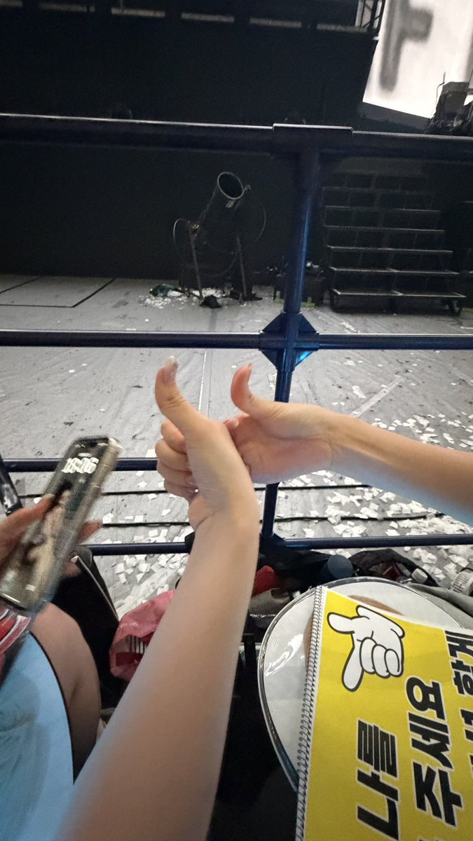 hsluvdy_tr's tweet photo. 福井1日目隣の人とトロッコでファンサ貰えた記念に写真撮ったら親指90度仲間に出会えました😻❤️‍🔥
よくよくみたらあ2人ともありえないくらいボード持つ指曲がってておもろい
Xとかやってないんかな親指仲間ちゃん https://t.co/thqKDfz2QX