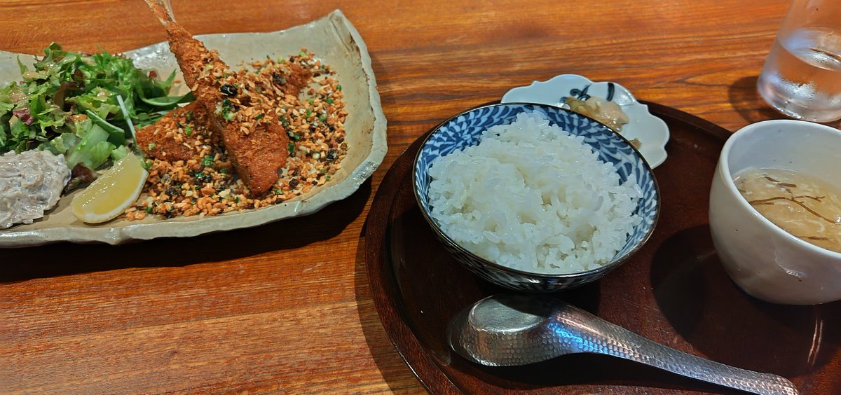 john_gy's tweet photo. 日々の中華食堂＠代々木上原にて、日々のアジフライ定食。細かめの衣で外はザックリ、中はふっくら揚がったアジを、山椒香り刻み搾菜（？）のコリコリした食感のタルタルソースや、揚げた刻み大蒜や干肉等の香ばしいふりかけとともに頂くと、味こすぎないのにインパクト十二分な味わいで、美味しい😋 https://t.co/nZ16vmbieg