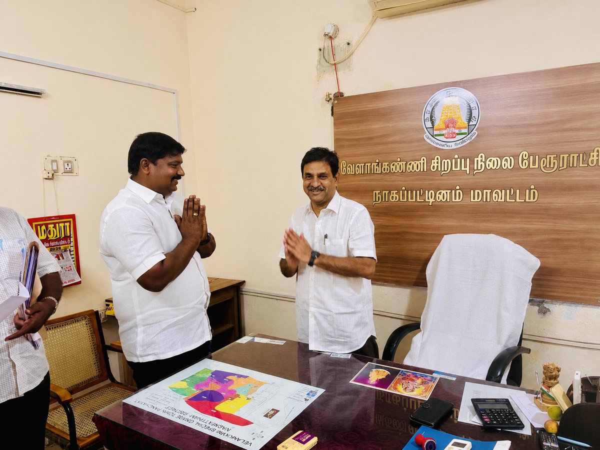 edisonvlk's tweet photo. வேளாங்கண்ணி கடற்கரை சாலையில் இருந்து பூக்காரத்தெரு செல்லும் சாலை மற்றும் மழைநீர் வடிகால் அமைக்க பேரூராட்சி பொதுநியில் நிலம் வாங்கிட பேரூராட்சி மன்றம் கேட்டு கொண்டதின் மூலம் மாவட்ட ஆட்சியர் தலைவர் பரிந்துரை படி பேரூராட்சிகளின் இயக்குநர் அவர்கள் அனுமதி வழங்கி ஆணை பிறப்பித்தார் இதனை பேரூராட்சிகளின் உதவி இயக்குநர் திரு.துவாரகநாத் சிங் அவர்கள் இன்று வழங்கினார் உடன் பேரூராட்சி செயல் அலுவலர்(பொ) திரு.கலிய பெருமாள் அவர்கள் உடனிருந்தனர் இந்த சாலை அமைவதின் மூலம் வேளாங்கண்ணி கடற்கரை பகுதியில் இருந்து செல்லும் வாகன போக்குவரத்து  நெரிசல்கள் குறையும்