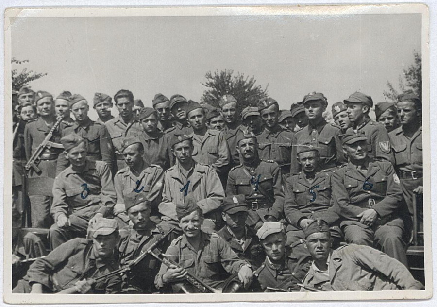 ipngovpl's tweet photo. 🗓️ 11 sierpnia 1944 roku na Kielecczyźnie pod dowództwem kpt. Antoniego Dąbrowskiego–Szackiego „Bohuna” powstała Brygada Świętokrzyska Narodowych Sił Zbrojnych.

📰 Dowiedz się więcej: https://t.co/ybT0jzL7J4 https://t.co/rYv3ZE3Mnw