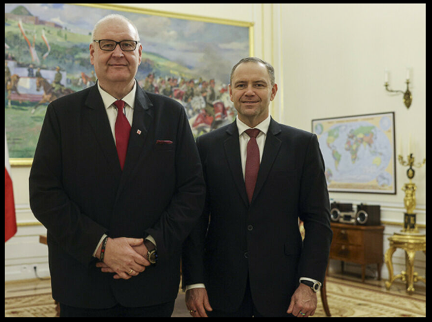 _DiabelStockton's tweet photo. Uwaga!
Panie premierze @donaldtusk stało się, albo zaprowadzicie porządek i przywrócicie praworządność albo... to powinien być "kamień milowy" i powód wstrzymania pieniędzy dla Polski z UE

Europejski Trybunał Praw Człowieka oficjalnie zakomunikował wczoraj rządowi RP sprawę Dziurda i Inni przeciwko Polsce (skarga 17392/26).

Czterech sędziów Trybunału Konstytucyjnego, Marcin Dziurda, Anna Korwin-Piotrowska, Maciej Taborowski i Krystian Markiewicz, nadal nie mogą orzekać, bo Świeczkowski systematycznie im to uniemożliwia.
To otwarty atak na niezawisłość sędziowską.

Zakomunikowanie sprawy oznacza, że gra się zaostrza. Polska musi teraz merytorycznie odpowiadać na konkretne pytania ETPCz o zablokowanie orzekania i pogwałcenie niezależności sędziów. Trybunał nie ogranicza się do oględnych formułek, wprost pyta o niewykonanie majowego zabezpieczenia, które nakazywało natychmiastowe zaprzestanie utrudniania skarżącym wykonywania obowiązków. Brak realizacji tego środka tymczasowego ETPCz bada jako potencjalne bezprawne utrudnianie prawa do skargi międzynarodowej.

To przykład arogancji władzy, władzy pana rządu panie premierze @donaldtusk która lekceważy orzeczenia europejskiego trybunału i traktuje sędziów jak figurantów do politycznej dyspozycji.
Zamiast respektować prawo, utrwala się patologię i bezprawie.

Jeśli rząd nadal będzie udawał, że nic się nie stało, sprawa zakończy się kolejnym kompromitującym wyrokiem przeciwko Polsce. Niezawisłość sędziowska nie jest łaską władzy, to fundament, którego nie wolno demolować.

I ja oczywiście wiem, to nie wina rządu Donalda Tuska, to wina nielegalnego Święczkowskiego i domniemanego Nawrockiego, ale co to "konia obchodzi, że się woźnica obsrał"?

P. min. @w_zurek, p. premierze @donaldtusk odwagi, bo znów Polacy będą płacić, tym razem za waszą słabość.

Poproszę RT