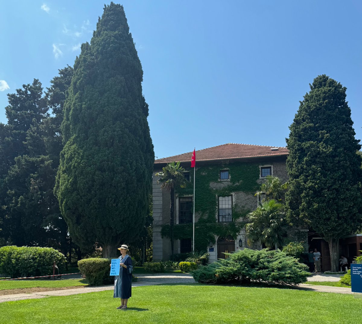 yunusunbabasi's tweet photo. 10 Ağustos 2026 Boğaziçi Üniversitesi Akademisyenleri Nöbeti no. 1369. Direnişin 6. yılı/2045. günü @UniBogazici #KabulEtmiyoruzVazgeçmiyoruz
August 10, 2026 Bogazici University Faculty Vigil #1369/6th year/2045th day of the resistance @unibogazici_en #WeDoNotAcceptWeDoNotGiveUp https://t.co/lbYWVkcAVm