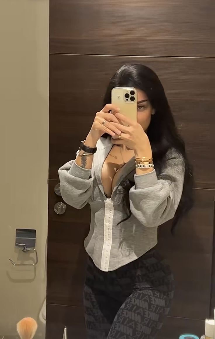 Bunnyslv69's tweet photo. ملييت من الاغبياء الي يجوني ومافاهمين جوي 
اصلا صرت اعرف الفخمين من صوره حسابهم 😭😭 https://t.co/EnGtWRrVx7