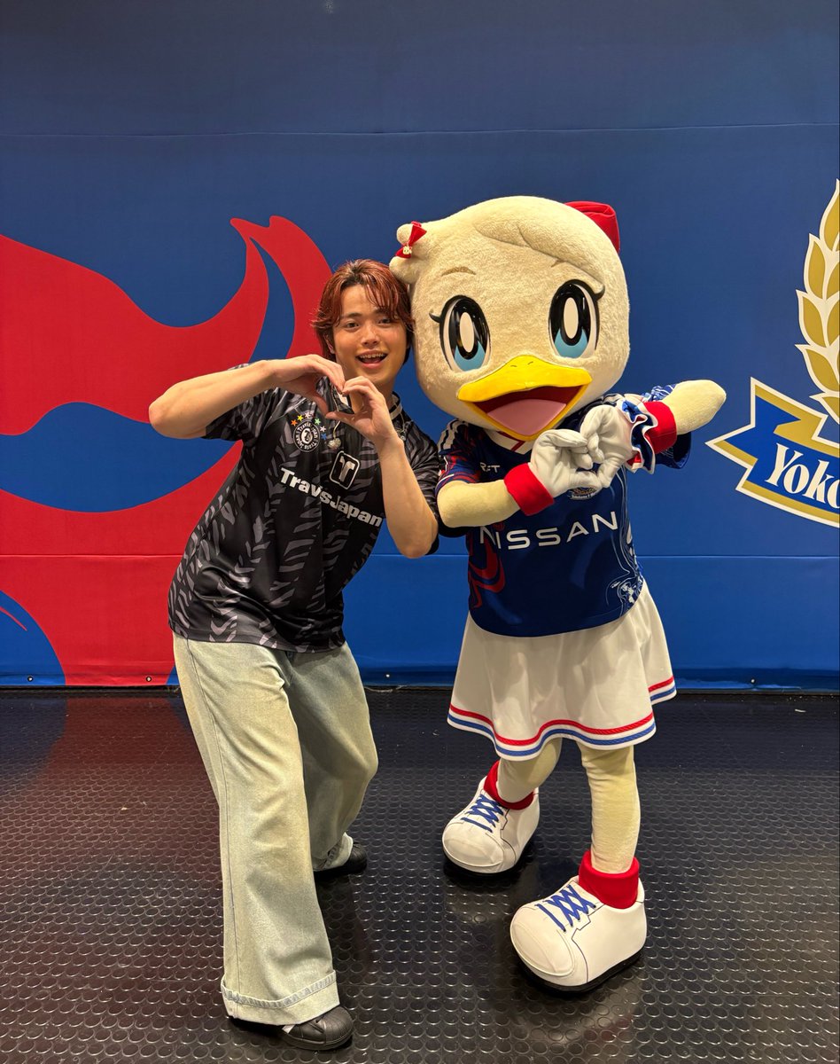 marin_fmarinos's tweet photo. 𝗧𝗿𝗮𝘃𝗶𝘀 𝗝𝗮𝗽𝗮𝗻 のライブパフォーマンス
たのしかったぁあ🎤🎶

みんなで 🅣🅙 🫲🏻👆🏻ポーズ‼️

おたんじょう日がおなじしずやくんとは
8/10、ハートポーズしたよっ🎂🤍

次は日産スタジアムにも
あそびにきてねぇえ🏟️❤️🤍💙

#fmarinos #TravisJapan 
#Jリーグ #Jリーグスペシャルアンバサダー https://t.co/Qq05b7u04r
