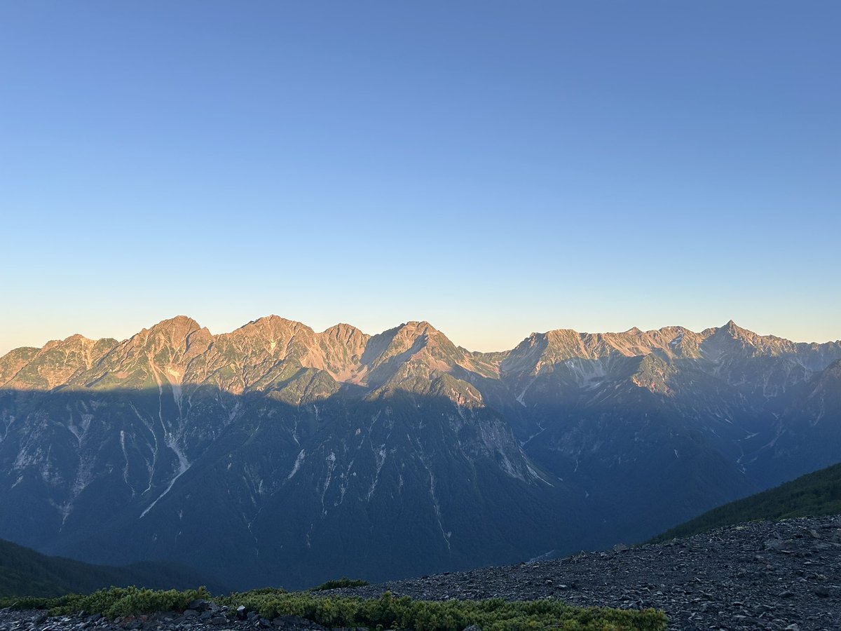 toyopink's tweet photo. 先週の蝶ヶ岳⛰️
早朝は雲ひとつなく感動する景色が観れました✨

📍蝶ヶ岳　　📍蝶ヶ岳ヒュッテ

#登山　#北アルプス https://t.co/RtTIoXxxgC