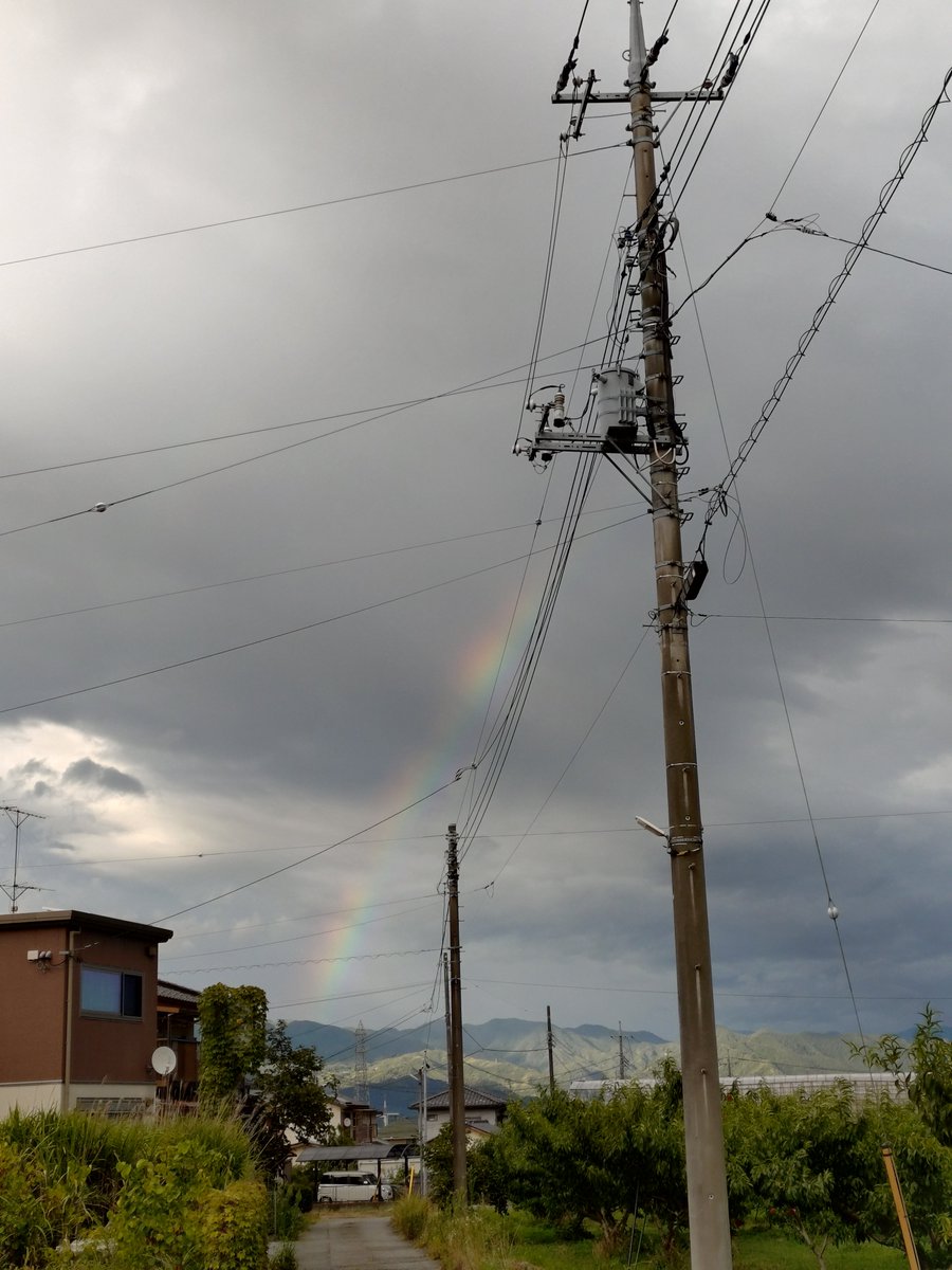 flashlight_p's tweet photo. 虹🌈でてた
14時くらいから風が強くなってきてる

#虹 https://t.co/rxeANlCUUA