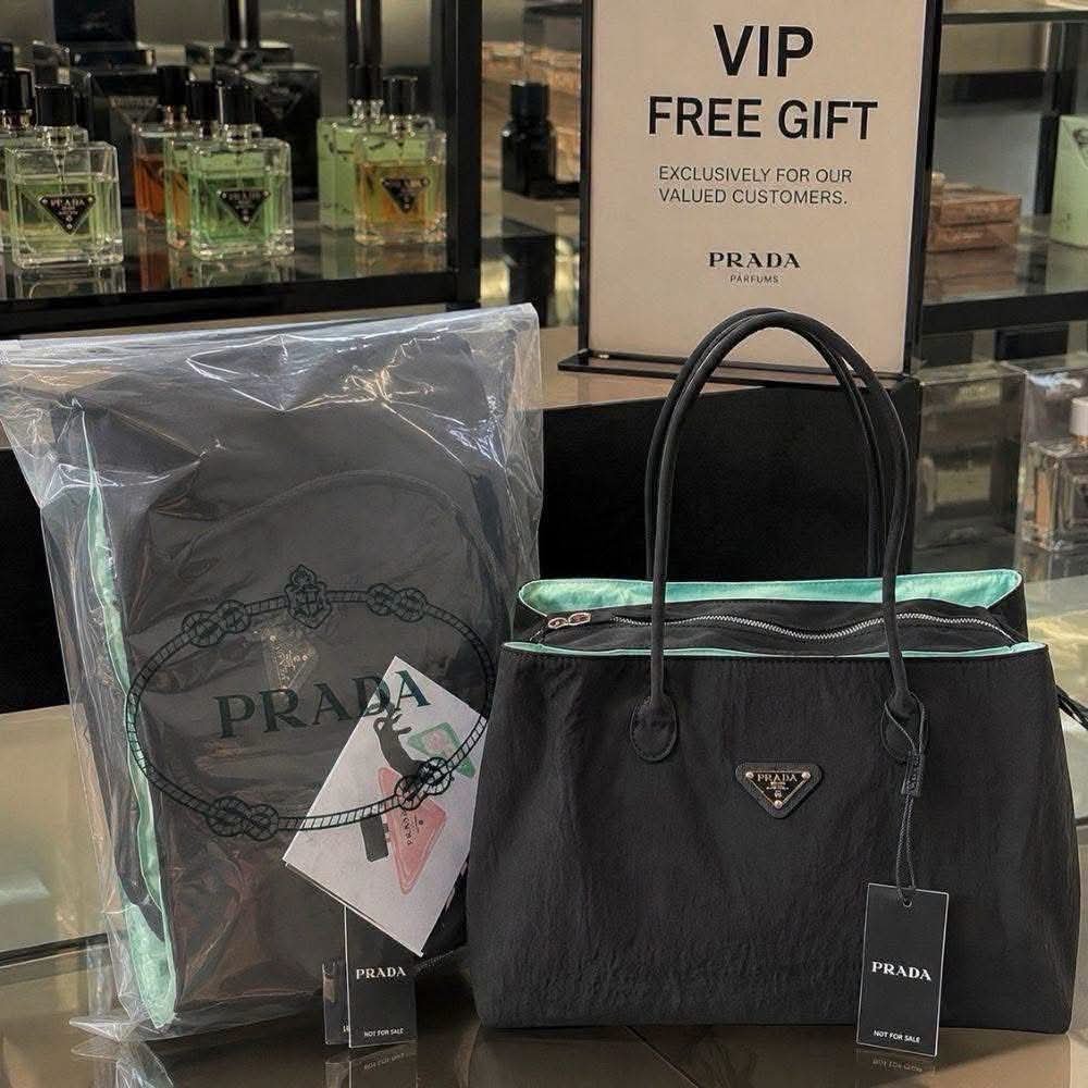 Fernie_FT's tweet photo. เปิดพรี Prada Beauty Premium Gift Tote 
เป็นผ้าไนลอน หยิบของได้สะดวก 
ขนาด : 37x18x24cm
ราคา 970฿ ส่งฟรี
📌📌 น้องเป็น gift จากไลน์น้ำหอมนะคะ
มัดจำ300 
มี20 https://t.co/GCQxQZfF2W