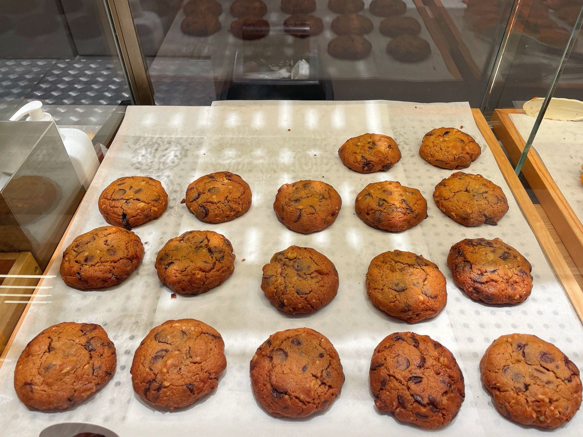 NoahLappay's tweet photo. Got extra homemade chocolate chip cookies —dropping a pack off next door for our new neighbor! Small treats make big neighborhoods feel like home. https://t.co/k0v86Zxnn6