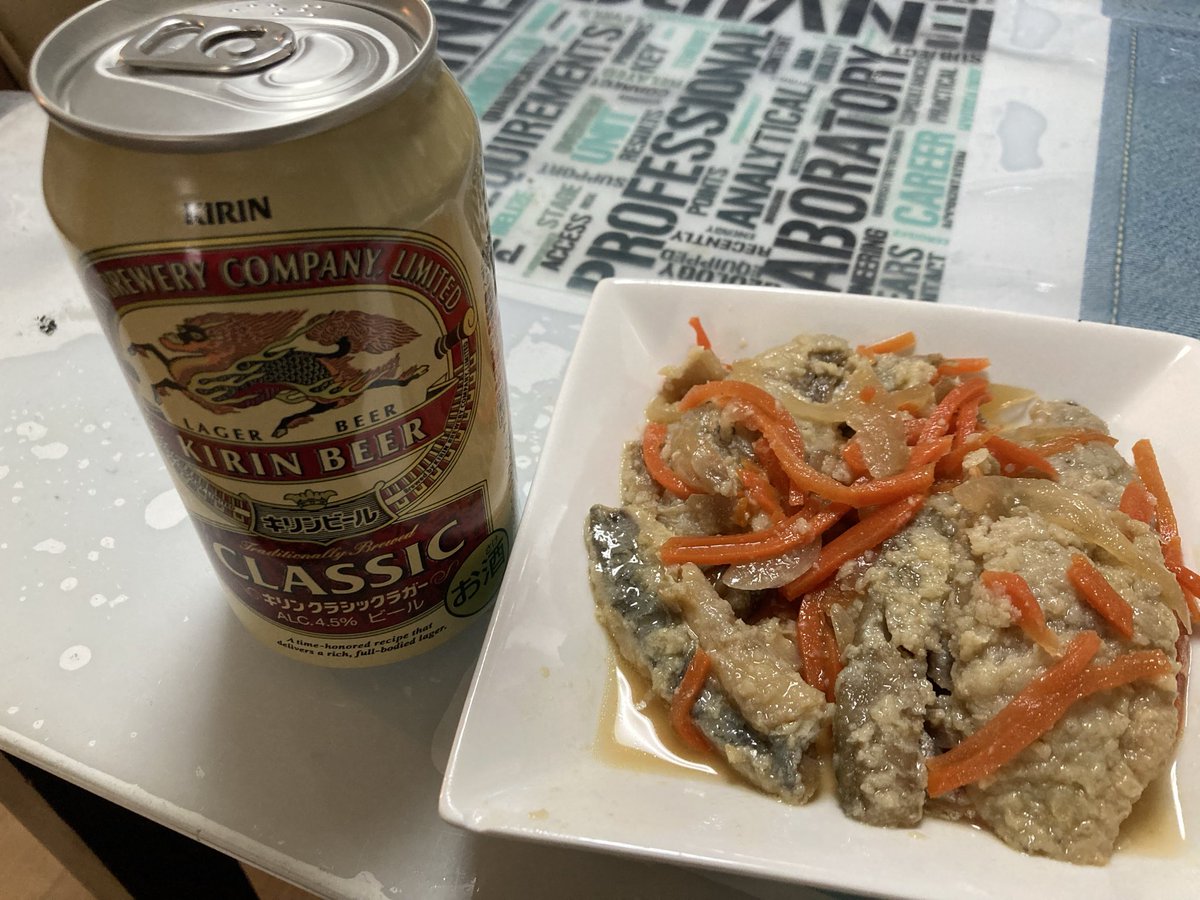 rainbowwwpl's tweet photo. お盆中は飲みが続くし今日はライブやし家で飲むのは控えよう
と思ってたけど外に出たら暑くて頂き物の南蛮漬けが美味しくてビール開けちゃったよ

そして今日はビールが美味しい、曽根ARETHA
出番トップなので大丈夫 https://t.co/rnTAuQZW5A