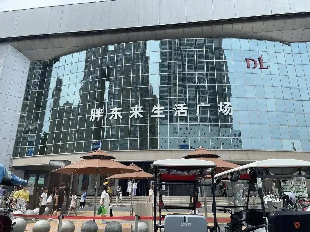 RichTerry123's tweet photo. 胖东来要把许昌生活广场店关了，25年时间，年营收20亿，年利润一个多亿，大部分人舍不得，但于东来舍得。
他在直播里宣布，个别租户租金涨到"无法想象的地步"，远超公平范围，退也退不成，继续干也不是，干也总是影响情绪。
当年新乡大胖店，年利润六七千万，租约到期，房东把租金从八百多万，直接涨到两千四百万，翻了三倍，于东来想都没想，直接放弃。
两次关店，逻辑始终保持一致：
"人生不与不同路的人打交道，信仰和开心永远是第一位的"
我不跟烂人玩，给多少钱都不玩
巴菲特也说过，你不可能跟一个烂人，做成一笔好交易，别想了。
芒格的投资原则清单，第一条就写，避免与品行存疑的人打交道
他还说过，我们甚至不愿意把房子，租给品行低劣的租户，品行低劣的人会给你带来致命的打击
那些欺骗你、不靠谱的人，赶紧让他们从你的生活里彻底消失，哪怕要付出经济代价也没关系
新乡大胖，年赚六七千万，放弃，许昌生活广场，年赚一个多亿，到期就关。
这三个人，选择完全一致。