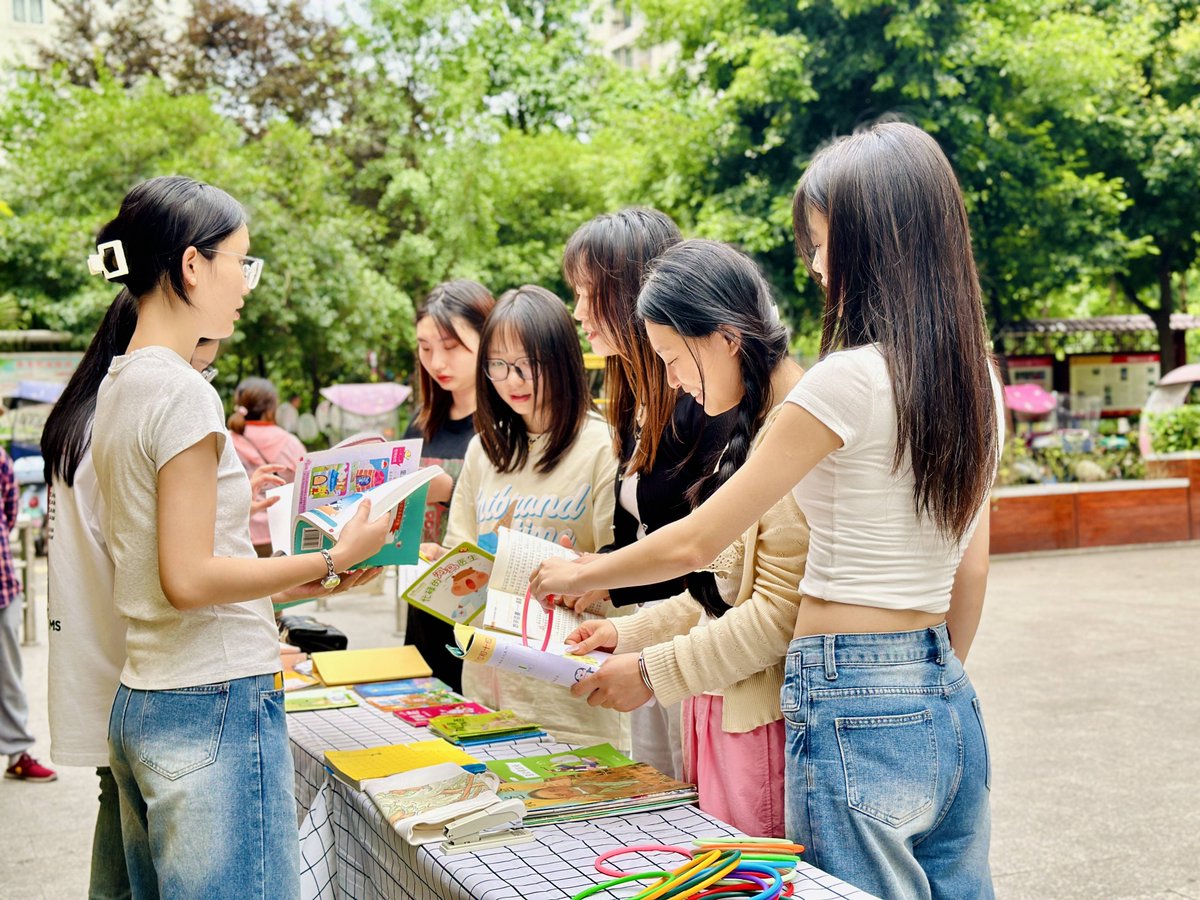 Janelle_vaquez's tweet photo. Join our neighborhood book swap this Sat (2-4PM) at Community Park! Bring your pre-loved reads u0026 take home new treasures. Free u0026 all ages welcome! https://t.co/9mIyydNnZm