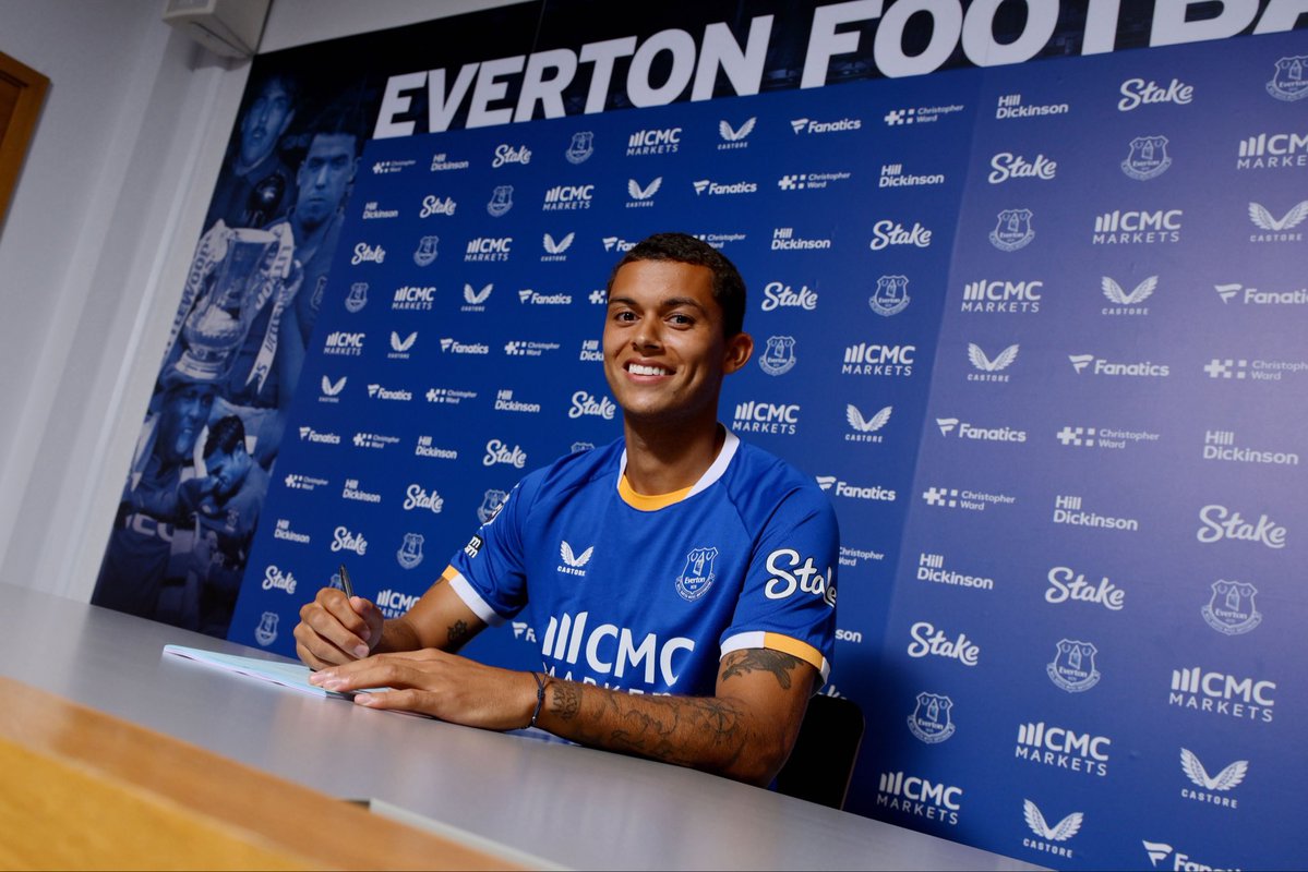 ElBobble's tweet photo. Brennan Johnson has completed his move to Everton from Crystal Palace in a deal that sees Dwight McNeil move to Selhurst Park. Johnson has penned a four-year deal with the Blues until the end of June 2030 🔵 https://t.co/U9HxxOnVKC