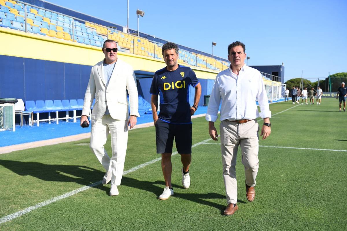 solofichajes123's tweet photo. 🚨El @Cadiz_CF destituye a Imanol Idiakez a falta de cuatro días para su estreno liguero tras un fuerte enfrentamiento con el coordinador deportivo Juan Cala y el vicepresidente Rafael Contreras, cambiando el entrenamiento matinal de hoy para la tarde

▪️El entrenador lleva toda la pretemporada mostrando su descontento por los fichajes. No le convencen varios de los que han traído e incluso solicitó una reunión con Manuel Vizcaíno, el anterior presidente, como ya dio a conocer @solofichajes123, para hacerle ver que no se cumplió lo que le habían prometido al término de la temporada anterior

▪️Desde hace una semana apenas se hablaba con Cala después de tener un desencuentro en un entrenamiento. Y la gota que colmó el vaso fueron las declaraciones del entrenador en la rueda de prensa posterior al Trofeo Carranza, donde demandó muchos fichajes de calidad

▪️Cala y Contreras le recriminaron sus palabras y el técnico se enfrentó a ellos con el presidente Septien contemplando la escena. Posteriormente llamó a Manuel Vizcaíno, pero el anterior presidente se desentendió, y durante todo el domingo se fue cocinando la destitución hasta comunicársela por la noche

▪️Albert Celades es muy del agrado de Manuel Vizcaíno y es uno de los candidatos a sustituirle a pocos días del inicio liguero