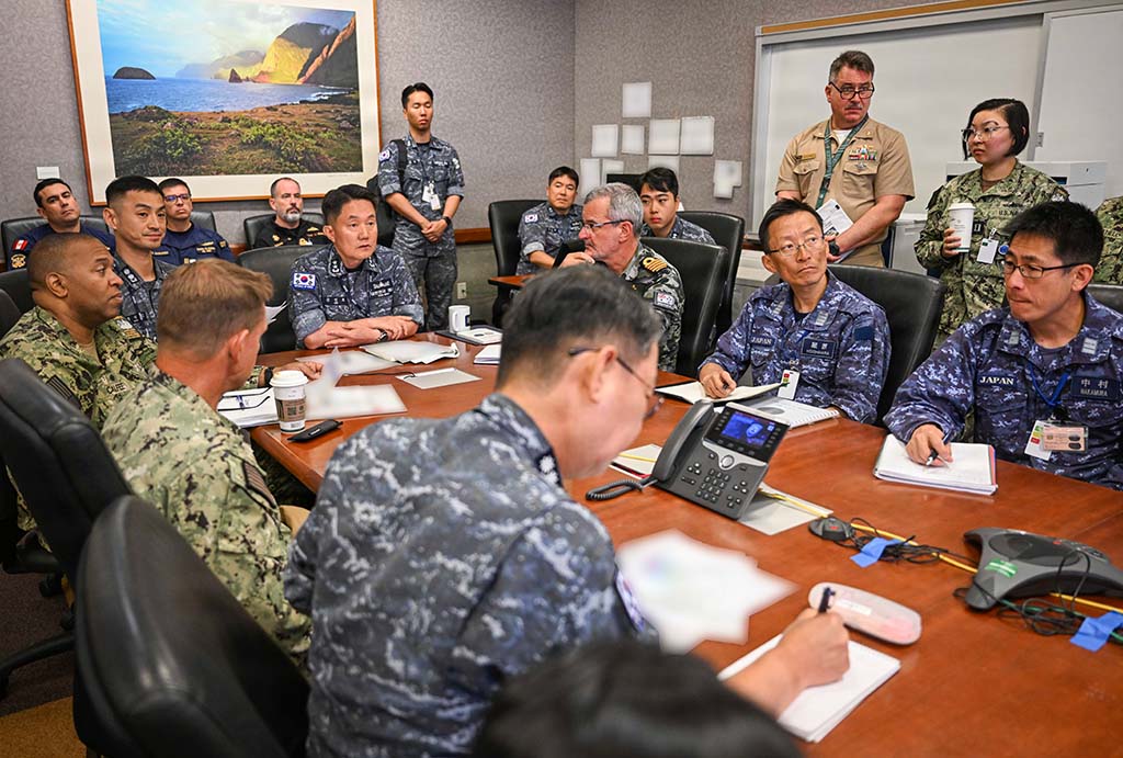 IPDefenseForum's tweet photo. 「環太平洋」領導人反思這項兩年一度的聯合軍演之目的與益處。 「環太平洋」軍事期間，讓您最難忘的體驗是什麼？ 請在 https://t.co/wKdpRIsSeB 分享您的想法。

https://t.co/0CbDMDhNNH

#IPDF #RIMPAC #IndoPacific https://t.co/ZPfvEVWksI