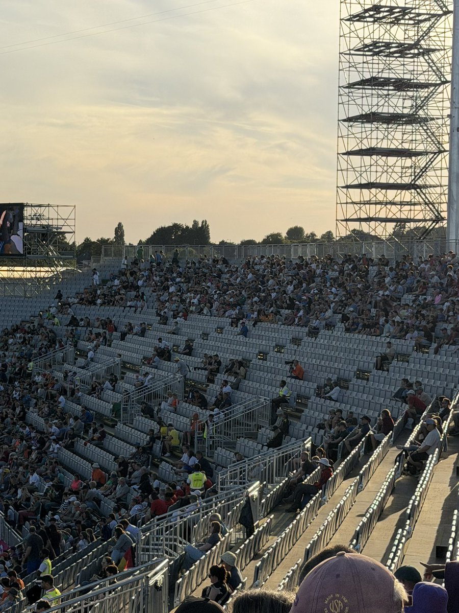 ChrisBrownSport's tweet photo. Lots of comments on the empty stands in the stadium last night.

You can see the exact row where the price of ticket goes up! It was packed in the cheap seats.

Monday night is a tough sell &amp; it will pick up, but maybe the price point should be cheaper on weekdays? https://t.co/Ia7oNNWxJc