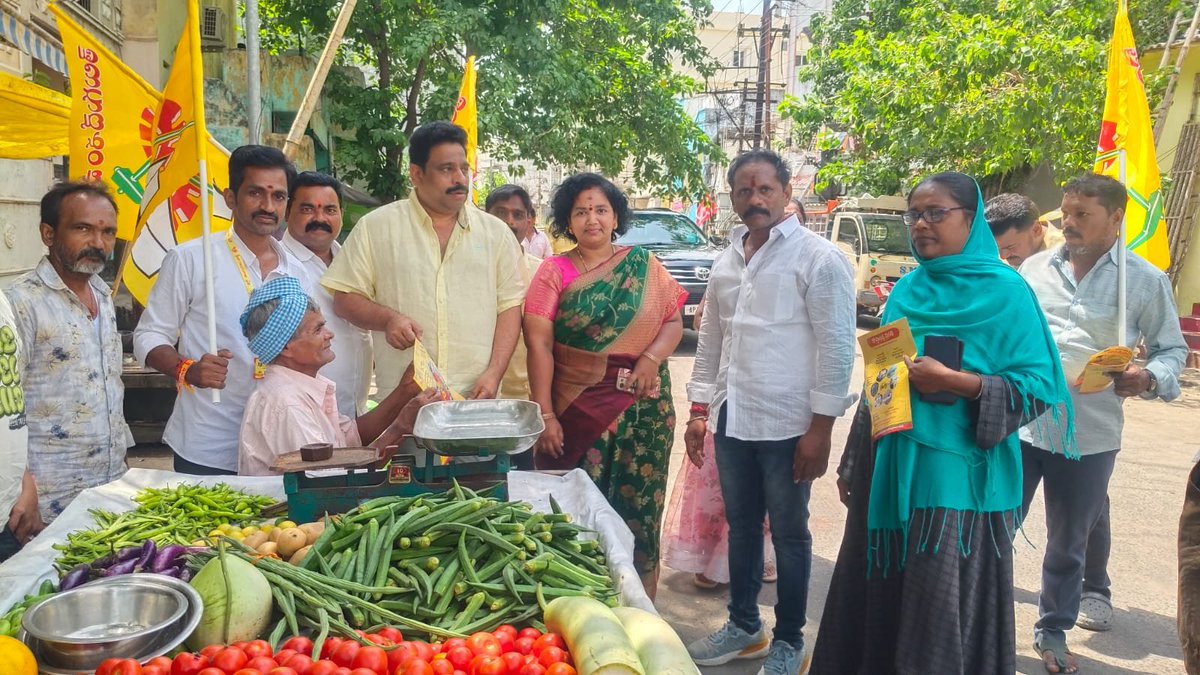 BuddaVenkanna's tweet photo. విజయవాడ పశ్చిమ నియోజకవర్గంలోని 50వ డివిజన్‌లో నిర్వహించిన "ఇంటింటికి తెలుగుదేశం" కార్యక్రమంలో పాల్గొని, ప్రతి ఇంటిని సందర్శించి ప్రజల సమస్యలను తెలుసుకున్నాను. సమస్యలను అధికారుల దృష్టికి తీసుకెళ్లి పరిష్కారానికి కృషి చేస్తామని, ఏ సమస్య వచ్చినా నిరంతరం అందుబాటులో ఉంటామని తెలిపాను.

#2YrsOfTrustDevelopmentWelfare #IdhiManchiPrabhutvam #BuddhaVenkanna #vijayawadawest