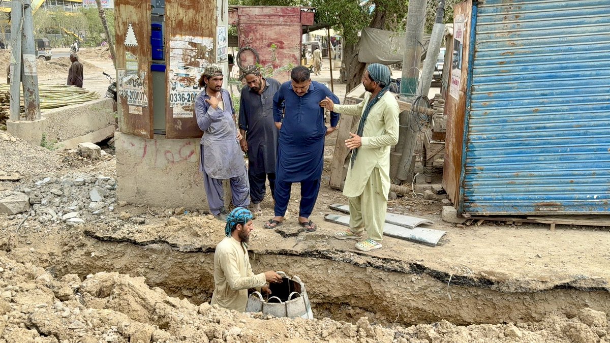 PPP_PS122's tweet photo. پاکستان پیپلز پارٹی کی جانب سے پی ایس122 یوسی3 میں 4200 ڈبل روڈ کا ترقیاتی کام کیا جا رہا ہے سیوریج کی نیو لائن ڈالی جا رہی ہے سیوریج کی لائن ڈالنے کے بعد گٹر کے چیمبر مین ہول بنائے جا رہے ہیں  پیپلز پارٹی پی ایس122 کے عہدے داران ورکر کارکنان اپنی نگرانی میں یہ کام کروا رہے ہیں https://t.co/BSzDbuZNfI