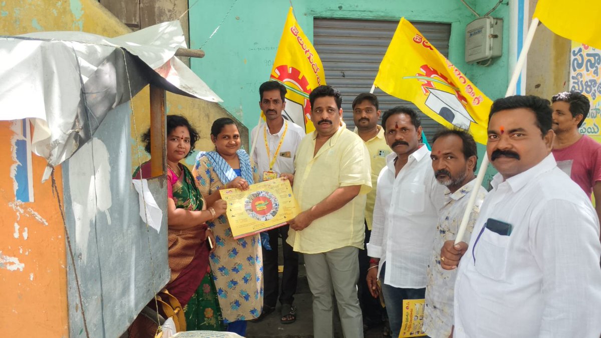 BuddaVenkanna's tweet photo. విజయవాడ పశ్చిమ నియోజకవర్గంలోని 50వ డివిజన్‌లో నిర్వహించిన "ఇంటింటికి తెలుగుదేశం" కార్యక్రమంలో పాల్గొని, ప్రతి ఇంటిని సందర్శించి ప్రజల సమస్యలను తెలుసుకున్నాను. సమస్యలను అధికారుల దృష్టికి తీసుకెళ్లి పరిష్కారానికి కృషి చేస్తామని, ఏ సమస్య వచ్చినా నిరంతరం అందుబాటులో ఉంటామని తెలిపాను.

#2YrsOfTrustDevelopmentWelfare #IdhiManchiPrabhutvam #BuddhaVenkanna #vijayawadawest