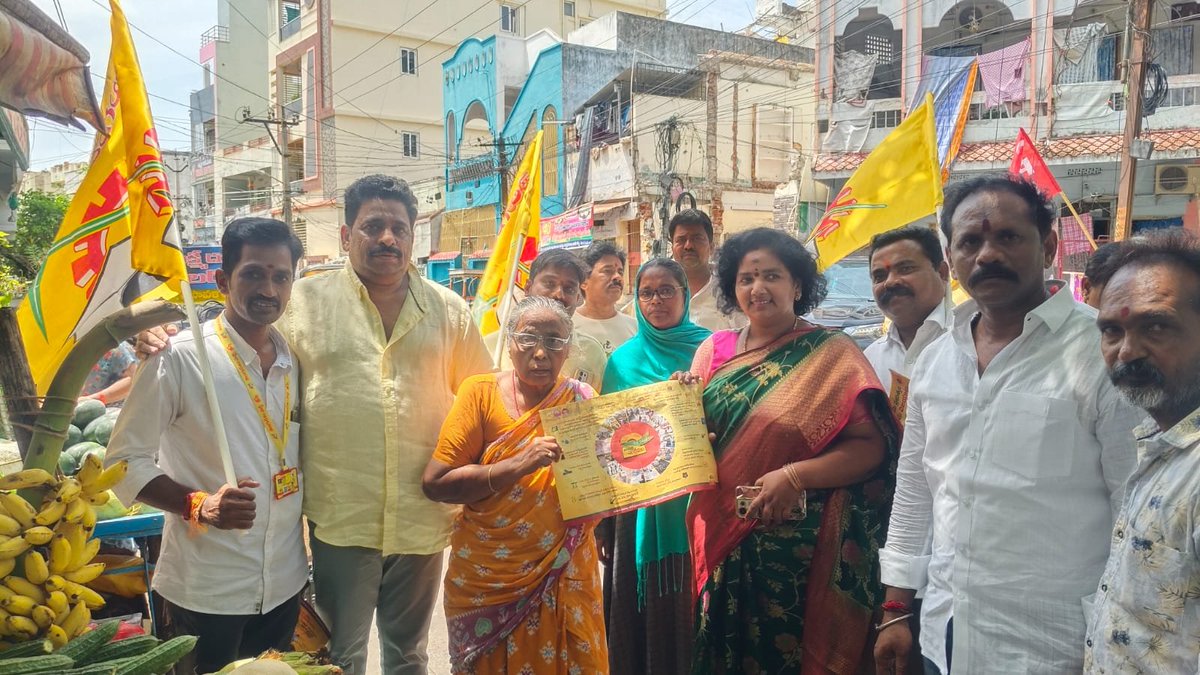 BuddaVenkanna's tweet photo. విజయవాడ పశ్చిమ నియోజకవర్గంలోని 50వ డివిజన్‌లో నిర్వహించిన "ఇంటింటికి తెలుగుదేశం" కార్యక్రమంలో పాల్గొని, ప్రతి ఇంటిని సందర్శించి ప్రజల సమస్యలను తెలుసుకున్నాను. సమస్యలను అధికారుల దృష్టికి తీసుకెళ్లి పరిష్కారానికి కృషి చేస్తామని, ఏ సమస్య వచ్చినా నిరంతరం అందుబాటులో ఉంటామని తెలిపాను.

#2YrsOfTrustDevelopmentWelfare #IdhiManchiPrabhutvam #BuddhaVenkanna #vijayawadawest