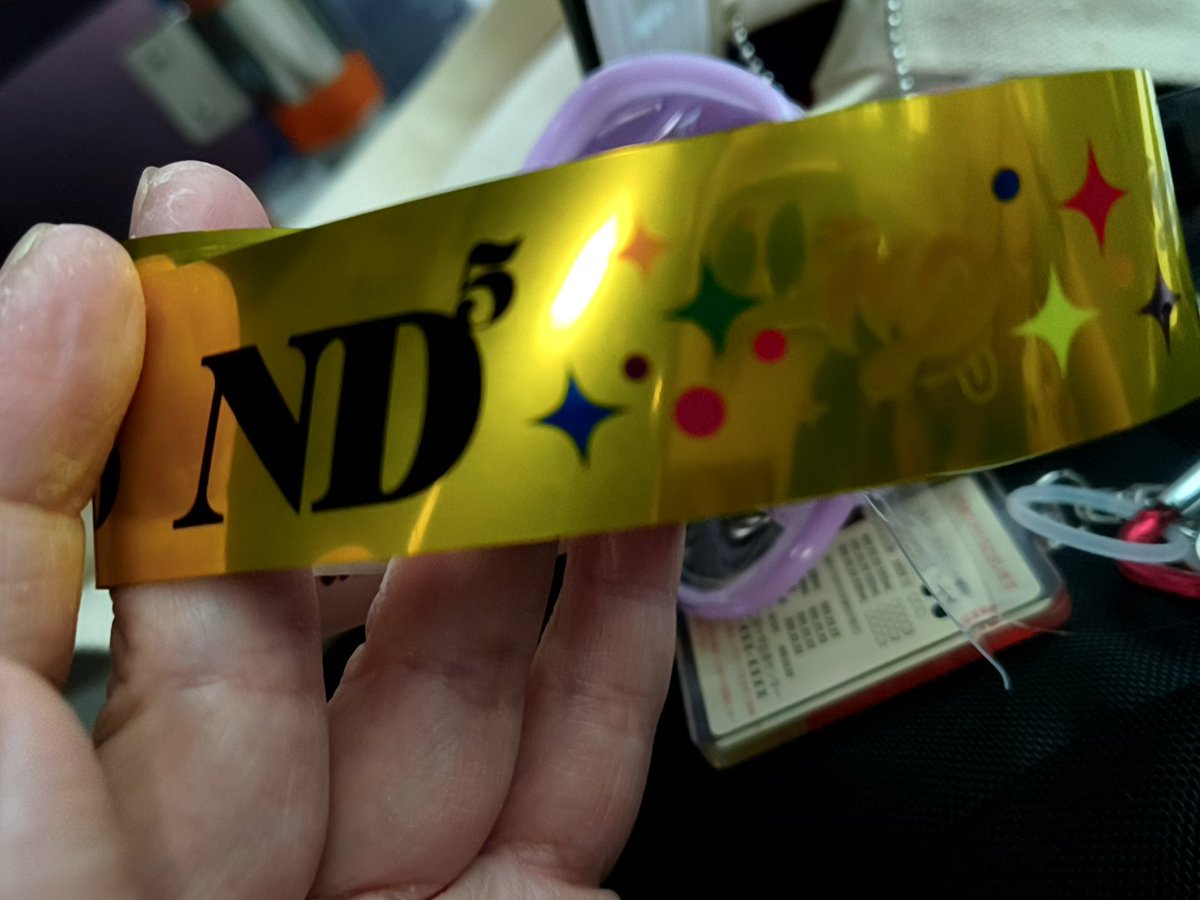 osakanasano_o's tweet photo. 今日キスマイ行ったんですよ、2曲目のFOLLOWの時に私の荷物の上に1本の銀テが落ちてきたんです。2曲目で。おかしいなと思って拾って見てみたらもっとおかしくて。なんと、キスマイの銀テじゃなかった！なにわ男子のND5の銀テ!!まだ参戦していないコンサートの銀テを謎に2ヶも早く手にしてしまった🤣 https://t.co/mSwRSw1T85