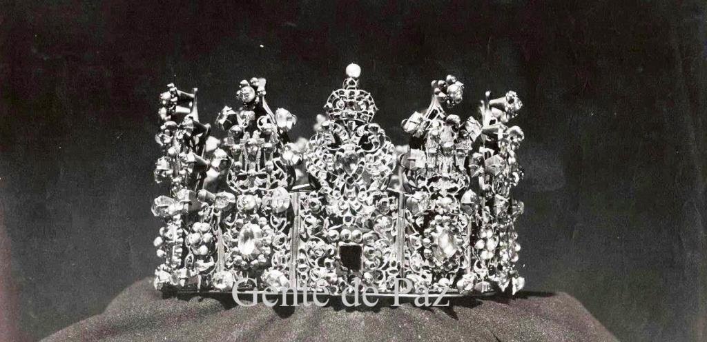 AntonioMRosado's tweet photo. Ahora que la @VirgenDeReyes está inmersa en restaurar y preservar el patrimonio, no estaría de más mandar a realizar una copia exacta de la corona de Beatriz de Suabia, robada en 1873 y, aún hoy, en paradero desconocido. https://t.co/TXRsPRQbg4