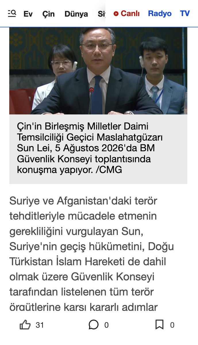 dailyislamist's tweet photo. 🔴 Çin ve Godiva eleştirilerini hazmedemeyen Taha Hüseyin Karagöz, Çin'in 'Suriye'deki yabancı savaşçıları' hedef alan açıklamasının ardından oklarını Suriye'ye çevirdi. 

Karagöz, Suriye'de Ahmed Şara ile birlikte Esed rejimine karşı savaşan Türkiye Cumhuriyeti vatandaşlarını hedefe koymaya başladı.

İçişleri Bakanlığı'nın 'Arananlar Listesi'nden cımbızla seçtiği isimleri 'terör' ile itham eden Karagöz; aynı listede bulunmasına rağmen bugün Suriye ordusunda önemli bir konuma atanan Ömer Çiftçi'nin, Türk Savunma Sanayii Başkanı Haluk Görgün ile karşılıklı oturması hakkında herhangi bir yorum yapamadı.