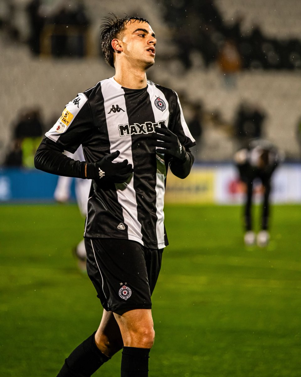 PartizanNet's tweet photo. Играч сезоне ФК Партизан 2025/26, по избору чланова https://t.co/uySPRqHLsG, је Андреј Костић! ⚫⚪

У неизвесном гласању, Костић је освојио 135 гласова и за само један глас оставио иза себе Вукотића.

🏆 Топ 5:
🥇 Андреј Костић – 135
🥈 Вукотић – 134
🥉 Ј. Милошевић – 122
Наthko – 121
М. Милошевић (Г) – 96

Хвала свим члановима који су учествовали у избору. Надамо се да ће нова сезона донети много више разлога за славље и да ће наш Партизан поново бити тамо где му је место.
Честитамо Андрeју Костићу на заслуженом признању! ⚫⚪

#partizan #fkpartizan #grobari #PartizanNet