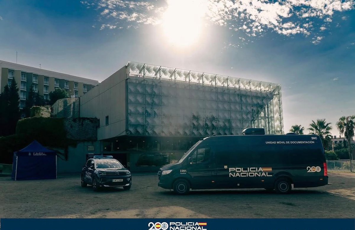 policia's tweet photo. 🌒En unas horas muchos tendrán puestos sus ojos en el cielo para ver el #EclipseSolar total

👮‍♂️👀Pero nuestros ojos seguirán puestos en todas partes para que lo único que "desaparezca" sea la luz del sol

#BuenosDías
#FelizMiércoles
#EclipseSolar2026 https://t.co/5C3Ec4pZYO