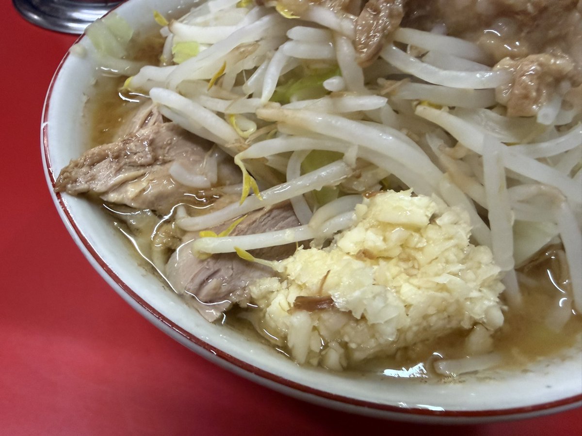 jiiibo's tweet photo. ラーメン二郎 松戸
小ラーメン少な目ニンニクアブラ
開店前通りかかったらそんなに
並び長くなく接続
野菜の下に豚の絨毯が
ホロリ崩れる豚なので
ペロリ完食　うまがった https://t.co/g8CQKwf7wJ