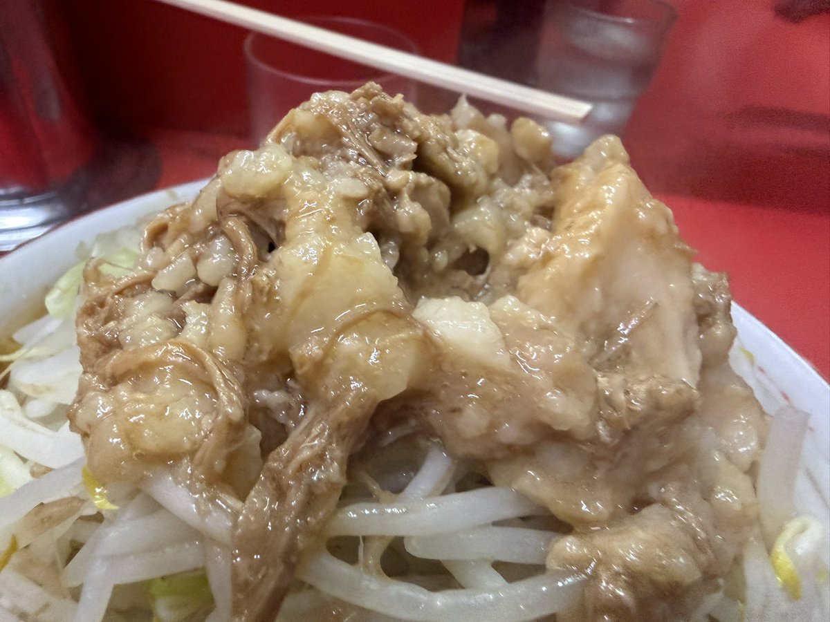 jiiibo's tweet photo. ラーメン二郎 松戸
小ラーメン少な目ニンニクアブラ
開店前通りかかったらそんなに
並び長くなく接続
野菜の下に豚の絨毯が
ホロリ崩れる豚なので
ペロリ完食　うまがった https://t.co/g8CQKwf7wJ