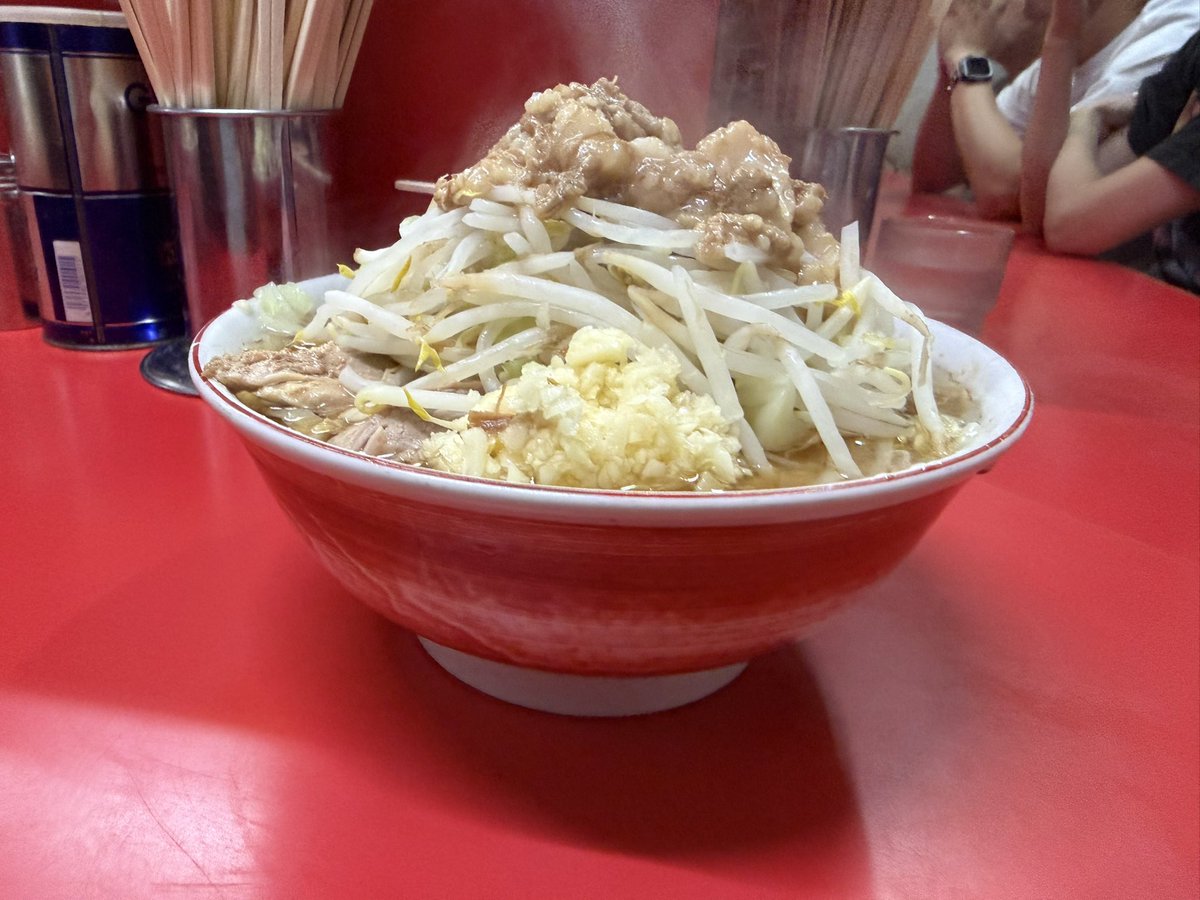 jiiibo's tweet photo. ラーメン二郎 松戸
小ラーメン少な目ニンニクアブラ
開店前通りかかったらそんなに
並び長くなく接続
野菜の下に豚の絨毯が
ホロリ崩れる豚なので
ペロリ完食　うまがった https://t.co/g8CQKwf7wJ