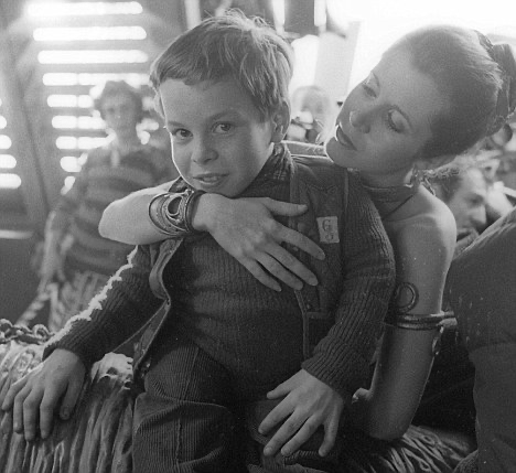 TheCinesthetic's tweet photo. At just 11 years old, Warwick Davis played Wicket in RETURN OF THE JEDI (1983) alongside Carrie Fisher.

“She reached down behind a log and pulled out a carton of chocolate milk with a long straw and fed me cookies in between takes.”

“She was everything an 11-year-old Ewok could possibly wish for.” ❤️