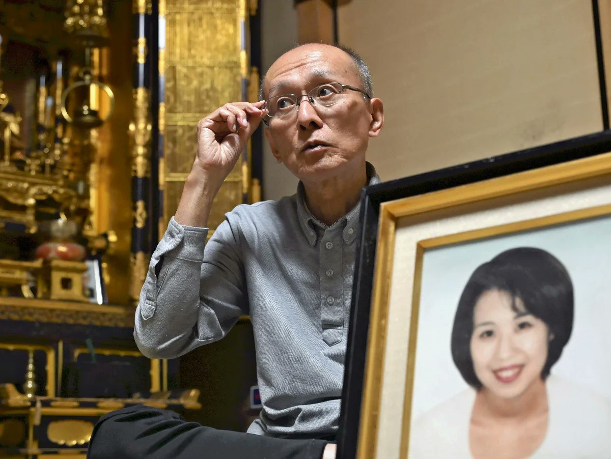 Ryo_Saeba_3's tweet photo. En 1999, la femme de Satoru Takaba est assassinée au Japon.

Pendant 26 ans, il continue de payer le loyer de l’appartement où elle a été tuée pour conserver la scène de crime intacte, convaincu que l’ADN permettrait un jour de retrouver le meurtrier.

Et il avait raison !

Le 13 novembre 1999, Namiko Takaba, 32 ans, est poignardée à plusieurs reprises au cou dans son appartement de Nagoya. Son fils de 2 ans se trouve à côté d’elle mais est épargné.

La police interroge environ 5000 personnes et déploie au total plus de 100 000 policiers au cours de l’enquête au fil des années, sans parvenir à identifier la meurtrière malgré le fait qu'ils disposaient d'un profil assez précis : femme, environ 1,60 m, groupe sanguin B, chaussures de 24 cm.

Le mari, lui, continue de faire vivre l’enquête. Il distribue des tracts dans la rue, donne des interviews et conserve l’appartement exactement comme il était en continuant de payer le loyer pendant 26 ans, ce qui lui a coûté soit plus de 22 millions de yens (120 000€).

En 2024, la police rouvre finalement le dossier et recommence à examiner les personnes liées à la famille.
Un an plus tard l'ADN retrouvé sur les lieux a finalement conduit à Kumiko Yasufuku, une ancienne camarade de lycée de Satoru.

Le mobile serait lié à ses sentiments pour lui et à la jalousie. Elle lui avait envoyé des chocolats pour la Saint-Valentin, mais il l’avait rejetée. Peu avant le meurtre, elle aurait appris lors d’une réunion d’anciens élèves qu’il était marié et heureux.

Elle avait déjà été interrogée par la police des années auparavant, mais avait refusé de fournir un échantillon d’ADN. Et surtout : elle n'avait jamais quitté Nagoya. Satoru pensait que le meurtrier était probablement parti de la ville, alors qu'elle vivait toujours près de l'appartement qu'il continuait à louer.

Lors de son arrestation, elle a déclaré à la police :

"Depuis deux décennies, je vis dans l’angoisse au quotidien. Je n’osais pas regarder les reportages consacrés à cette affaire. Chaque année, le 13 novembre, j’étais envahie par l’angoisse et la déprime.

Je ne voulais pas être arrêtée, car je ne voulais pas causer d’ennuis à ma famille. Mais lorsque la police m’a contactée en août, j’étais prête à être arrêtée. Je tiens à présenter mes excuses à Namiko."

Après son arrestation, Satoru Takaba a déclaré :

"Je ne me serais jamais douté que c’était elle. Je pensais que le meurtrier avait quitté Nagoya, mais il s’avère qu’elle a toujours vécu près de l’appartement que je continuais à louer. Elle ne nous avait pas harcelés avant le crime. Je me suis donc dit que ça ne pouvait pas être elle.

Ça valait donc la peine de payer le loyer de cette maison pendant toutes ces années. Je suis surpris que le meurtrier soit quelqu’un que je connais. Je suis vraiment désolé pour Namiko."