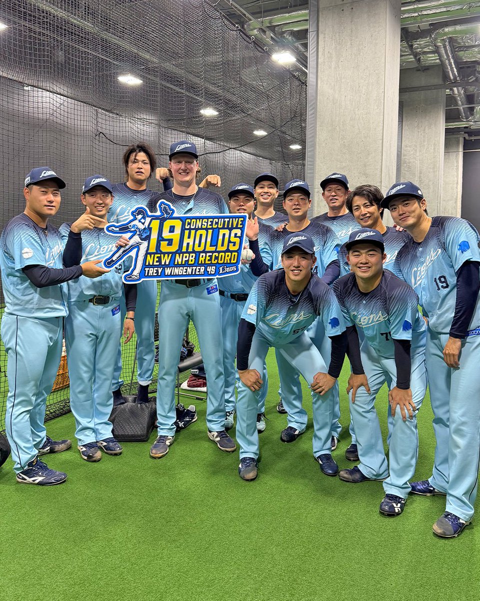 lions_official's tweet photo. #ウィンゲンター 投手のNPB新記録達成をお祝い🥳🎊
投手陣みんなで集合写真です！
 
#seibulions #打破 #アオフェス2026 https://t.co/q0KCDTR09h