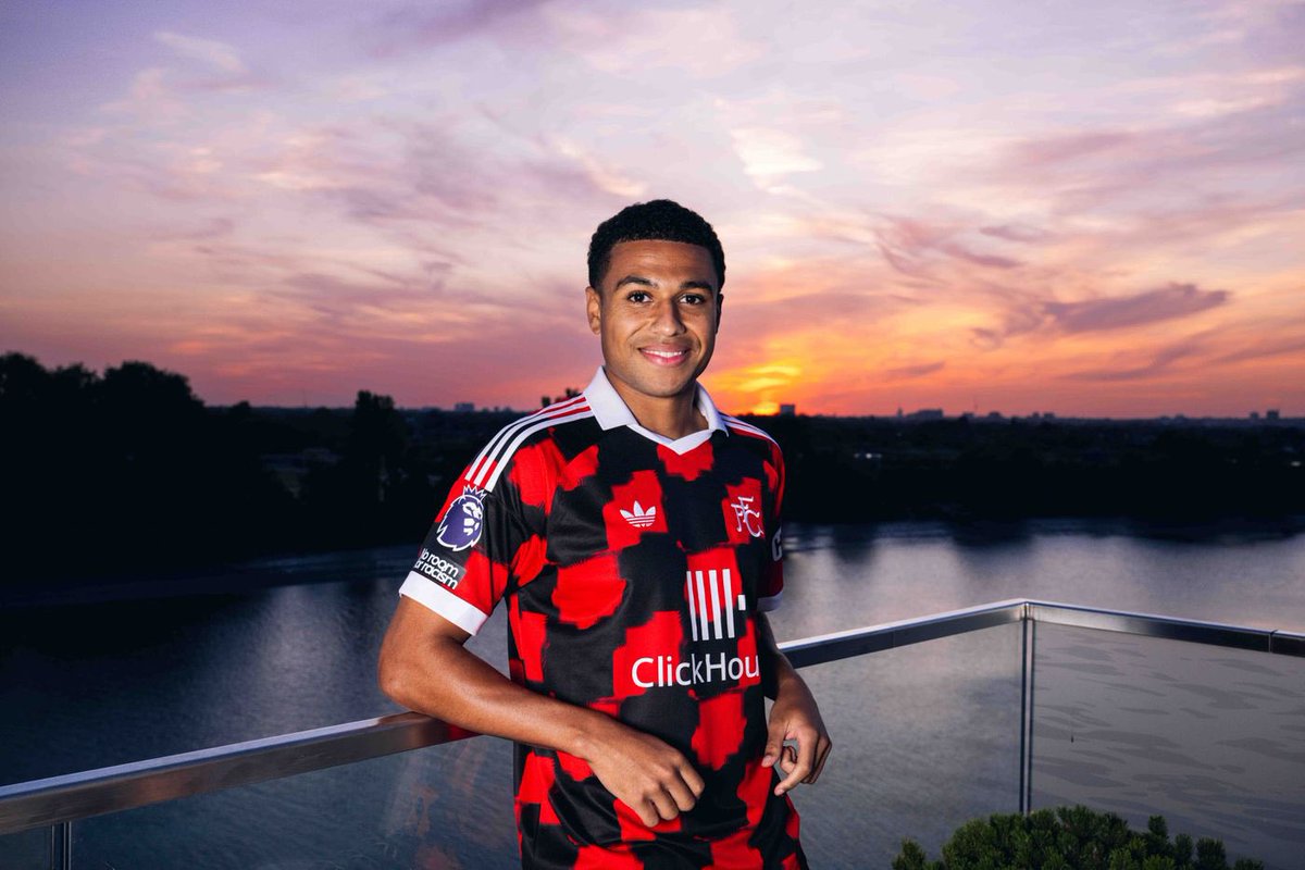 FabrizioRomano's tweet photo. ⚪️⚫️ Official, confirmed. Shea Charles signs in at Fulham on £30m package deal from Southampton plus sell-on clause.

The most expensive Northern Irish player ever. https://t.co/JyCvjpB5h9
