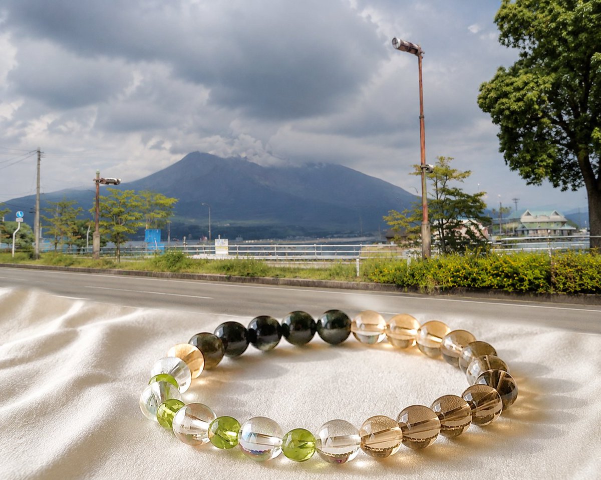 mystudio666's tweet photo. 08/11は山の日でしたね！
先ほどドラ暑い中ランニング中に桜島をパシャりましたが、本日の灰はどうやらこちらにモクモク…

島だけど山の桜島さんも活動活発元気そうで流石の山の日🌋
右下の水族館さんもお祝いしてるようなムスッとしているような表情で妙に尊いです☆

（山の龍を意識して生まれた山ドラさんとのコラボ写真）🐉⛰️