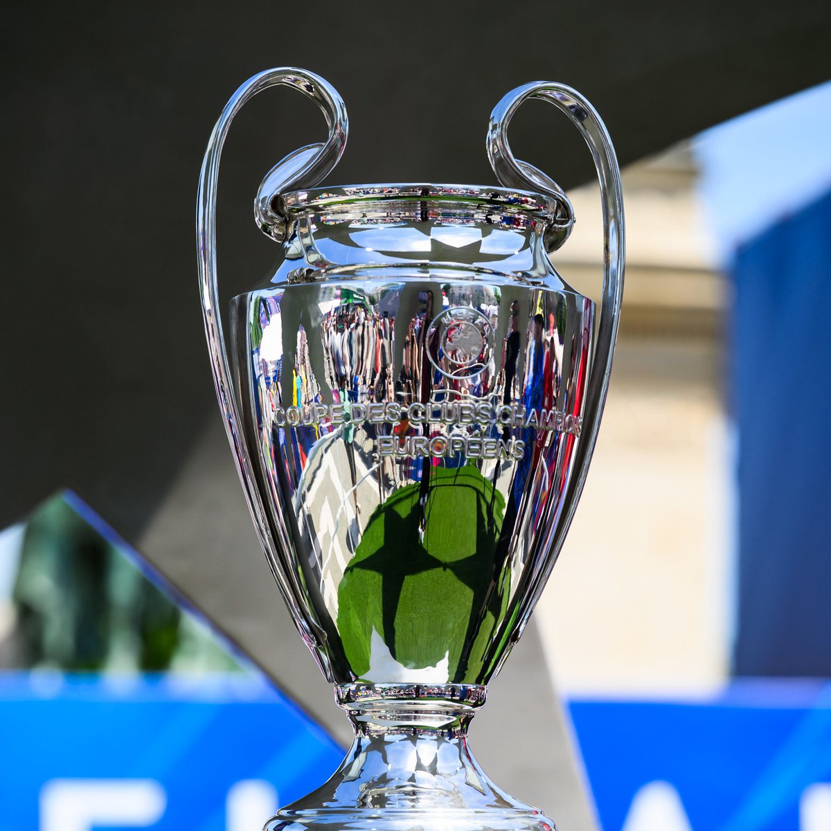 _BeFootball's tweet photo. 🚨🚨 Luis Enrique 🇪🇸 : « NOUS POUVONS ÉGALER LE REAL MADRID (en remportant 3 LDC de suite). 🏆🏆🏆

En ce moment, on a un défi unique, quelque chose de pratiquement sans précédent dans l'histoire du football européen : 

ÉGALER LE REAL MADRID SI NOUS PARVENONS À REMPORTER UNE TROISIÈME CHAMPIONS LEAGUE CONSÉCUTIVE. ❤️💙🤩

WOW ! C'est d'un tout autre niveau.
Personne dans l'histoire n'en a gagné trois de suite, à l'exception du Real Madrid. 

Nous pouvons les égaler. MAIS JE NE PENSE PAS QU'IL Y AIT UNE SEULE ÉQUIPE EN EUROPE PLUS MOTIVÉE QUE NOUS. »

(UEFA via @RMCsport)