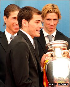 rojamantesese's tweet photo. The way Nando looks at Iker is both happy and heartbroken somehow π
#IkerNando https://t.co/xlxh72cRhM
