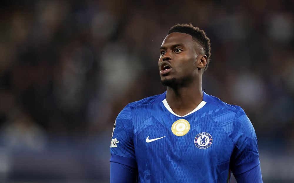 AdedayoFooty's tweet photo. 🚨 Napoli are advancing in discussions with Chelsea for Benoît Badiashile with a loan discussed. Negotiations underway. The player is giving priority to Napoli, as a PL club is also pushing.

(@FabrizioRomano) #CFC https://t.co/bQhcNaZowU
