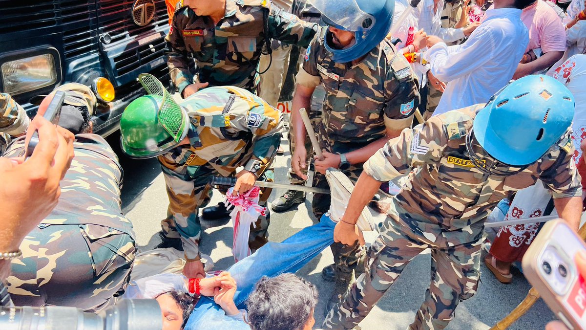 yourBabulal's tweet photo. रांची में कल पुलिस द्वारा छात्रों पर की गई बर्बरतापूर्ण कारवाई के विरोध में प्रदर्शन कर रहे ABVP कार्यकर्ताओं को पुलिस जबरन रोक रही है। शांतिपूर्ण प्रदर्शन करना हर नागरिक का लोकतांत्रिक अधिकार है, लेकिन कांग्रेस-झामुमो की सरकार छात्रों की आवाज दबाने और उनके अधिकार छीनने पर आमादा है।

सरकार चाहे जितना दमन कर ले, छात्रों की आवाज नहीं दबेगी। युवा शक्ति अपने हक और न्याय की इस लड़ाई में पीछे नहीं हटेगी और लोकतांत्रिक तरीके से सरकार को मुँहतोड़ जवाब देगी।

#Jharkhand #JPSC #JSSC 

@ABVPVoice