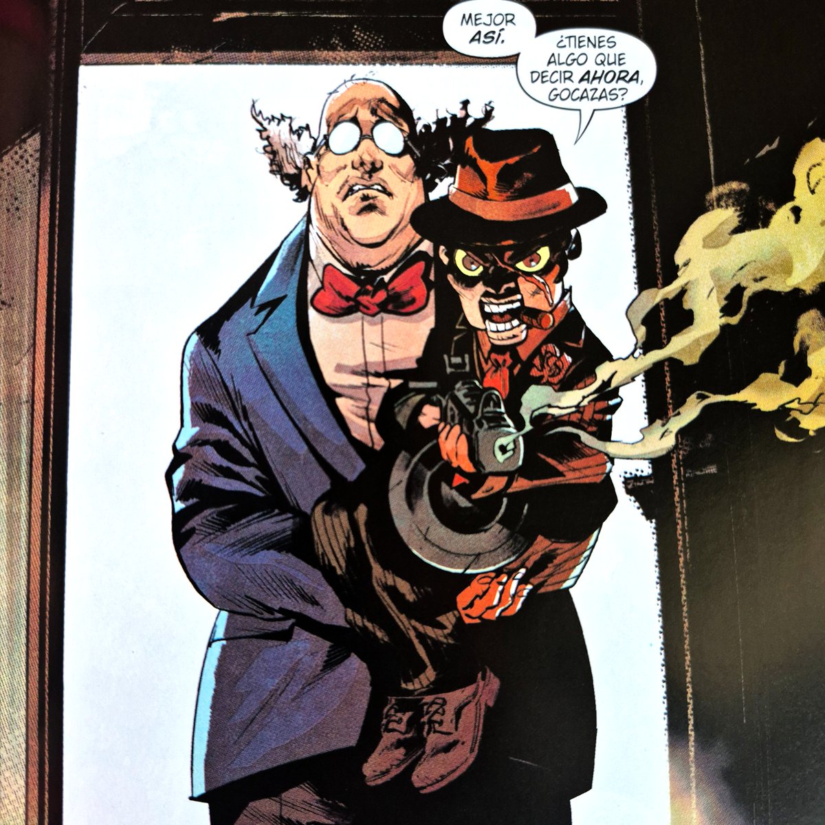 PaniniComicsEsp's tweet photo. 🪙ALL IN BATMAN Y ROBIN 4
#13del8

¡Último número! El Hombre Tranquilo continúa demoliendo los bajos fondos de Gotham. Los cadáveres se apilan, con sus características monedas sobre sus ojos. ¿Cuál es su conexión con algunos de los más fieros villanos de la ciudad? ¿Qué inició su cacería? ¿Podrá el Dúo Dinámico detener a este nuevo enemigo... antes de que culmine su vendetta personal?

Incluye Batman and Robin vol. 3, #26-30 USA, por Philip Kennedy Johnson @PhillipKJohnson, Fico Ossio @FicoOssio, Marcelo Maiolo, Stefano Raffaele, portada de Tony S. Daniel @TonyDanielx2 y Romulo Fajardo Jr.

+info: https://t.co/gmWxm2d9jt

#PaniniDC #Batman #BruceWayne #Robin #DamianWayne #Superman #JonKent #ElHombreTranquilo #ElVentrilocuo #ElPingüino #venganza #final