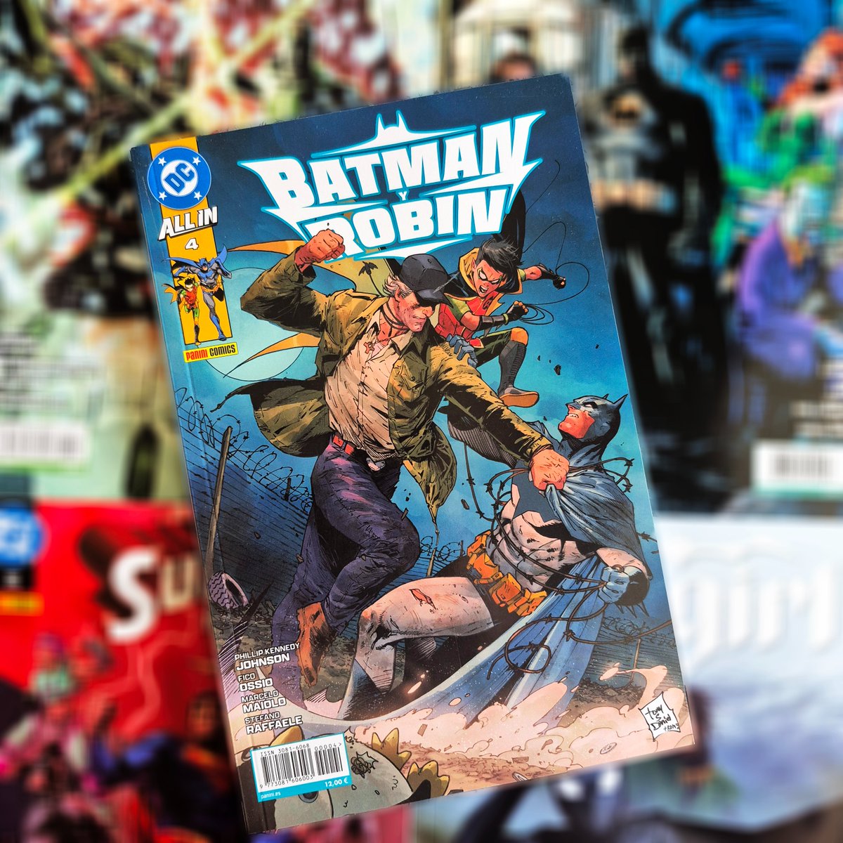 PaniniComicsEsp's tweet photo. 🪙ALL IN BATMAN Y ROBIN 4
#13del8

¡Último número! El Hombre Tranquilo continúa demoliendo los bajos fondos de Gotham. Los cadáveres se apilan, con sus características monedas sobre sus ojos. ¿Cuál es su conexión con algunos de los más fieros villanos de la ciudad? ¿Qué inició su cacería? ¿Podrá el Dúo Dinámico detener a este nuevo enemigo... antes de que culmine su vendetta personal?

Incluye Batman and Robin vol. 3, #26-30 USA, por Philip Kennedy Johnson @PhillipKJohnson, Fico Ossio @FicoOssio, Marcelo Maiolo, Stefano Raffaele, portada de Tony S. Daniel @TonyDanielx2 y Romulo Fajardo Jr.

+info: https://t.co/gmWxm2d9jt

#PaniniDC #Batman #BruceWayne #Robin #DamianWayne #Superman #JonKent #ElHombreTranquilo #ElVentrilocuo #ElPingüino #venganza #final